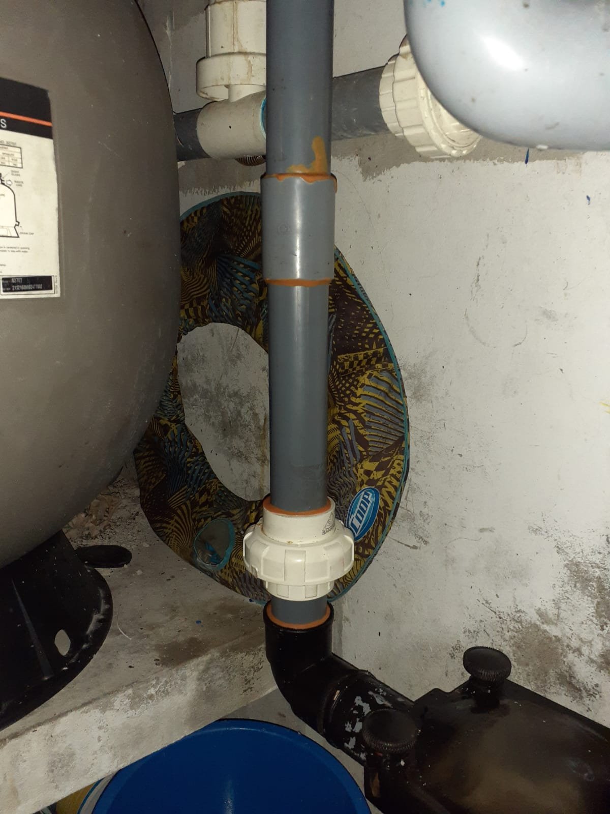 ¿ Puedo usar válvulas check de paleta convencionales al transferir desagües con sólidos en suspensión y residuales ?